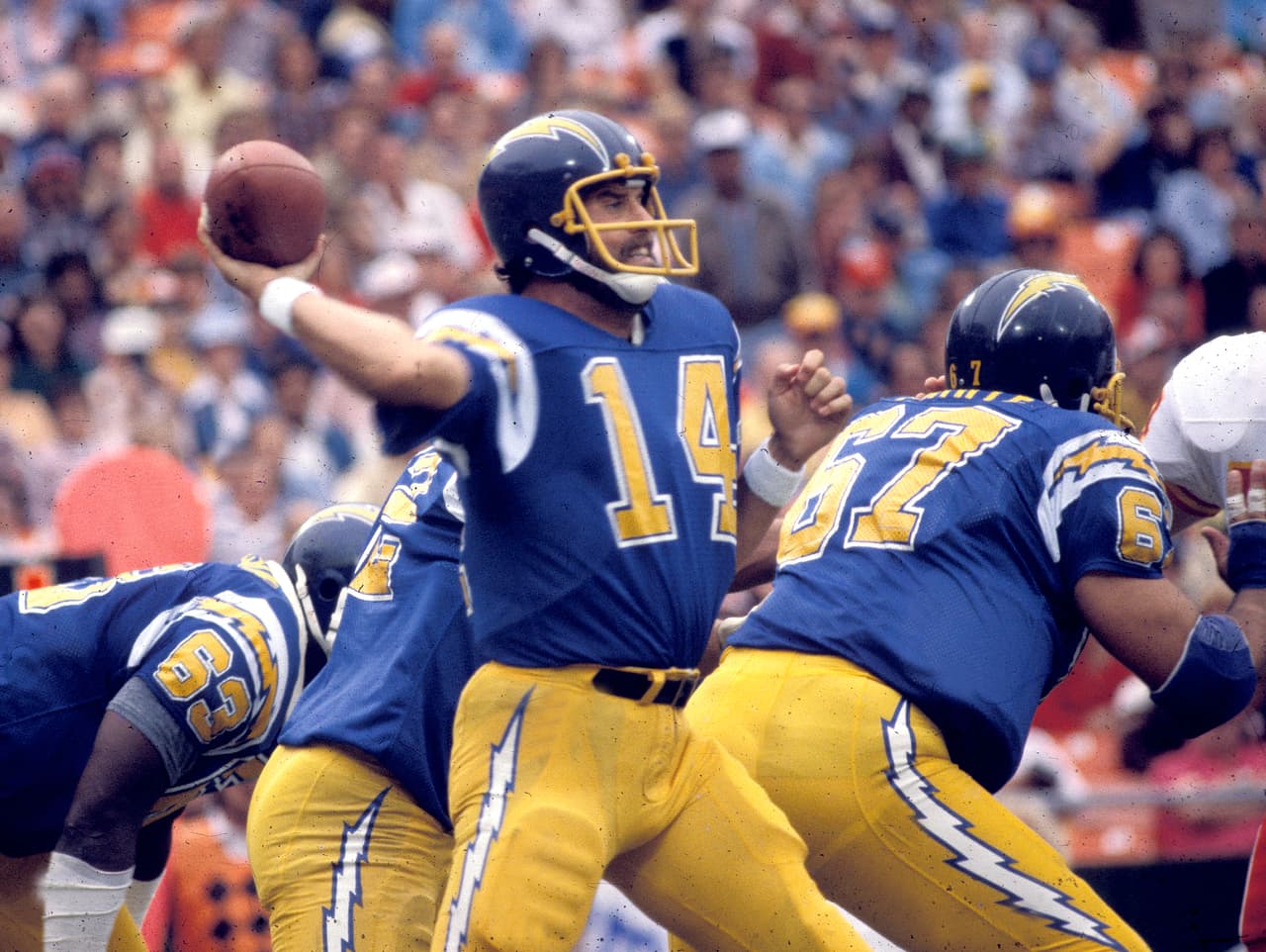 1980 Ofensiva número 1 NFL - San Diego Chargers. Inicia el reinado del coach Don Coryell, mejor conocida como la ofensiva "Air Coryell". Pierde con los Oakland Raiders el Campeonato de la Conferencia Americana.