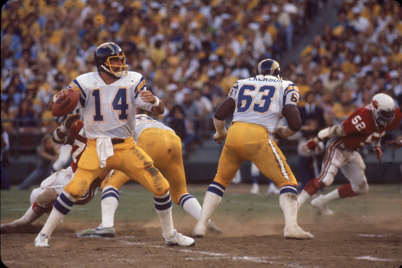 1982 Ofensiva número 1 NFL - San Diego Chargers. Pierde con los Miami Dolphins en la 2a. Ronda del torneo por el Super Bowl.