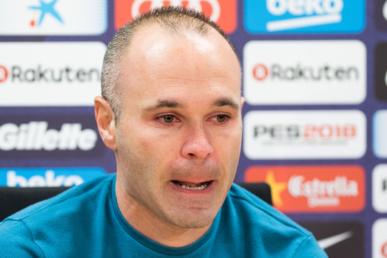 El capitán del FC Barcelona, Andrés Iniesta, anunció que abandonará el club catalán a la finalización de esta temporada, notificación que realizó entre lágrimas.