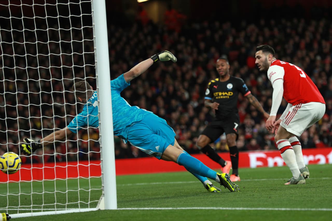 Sterling remata el centro de Gabriel Jesús y manda el balón al fondo de la red para hacer el segundo tanto.