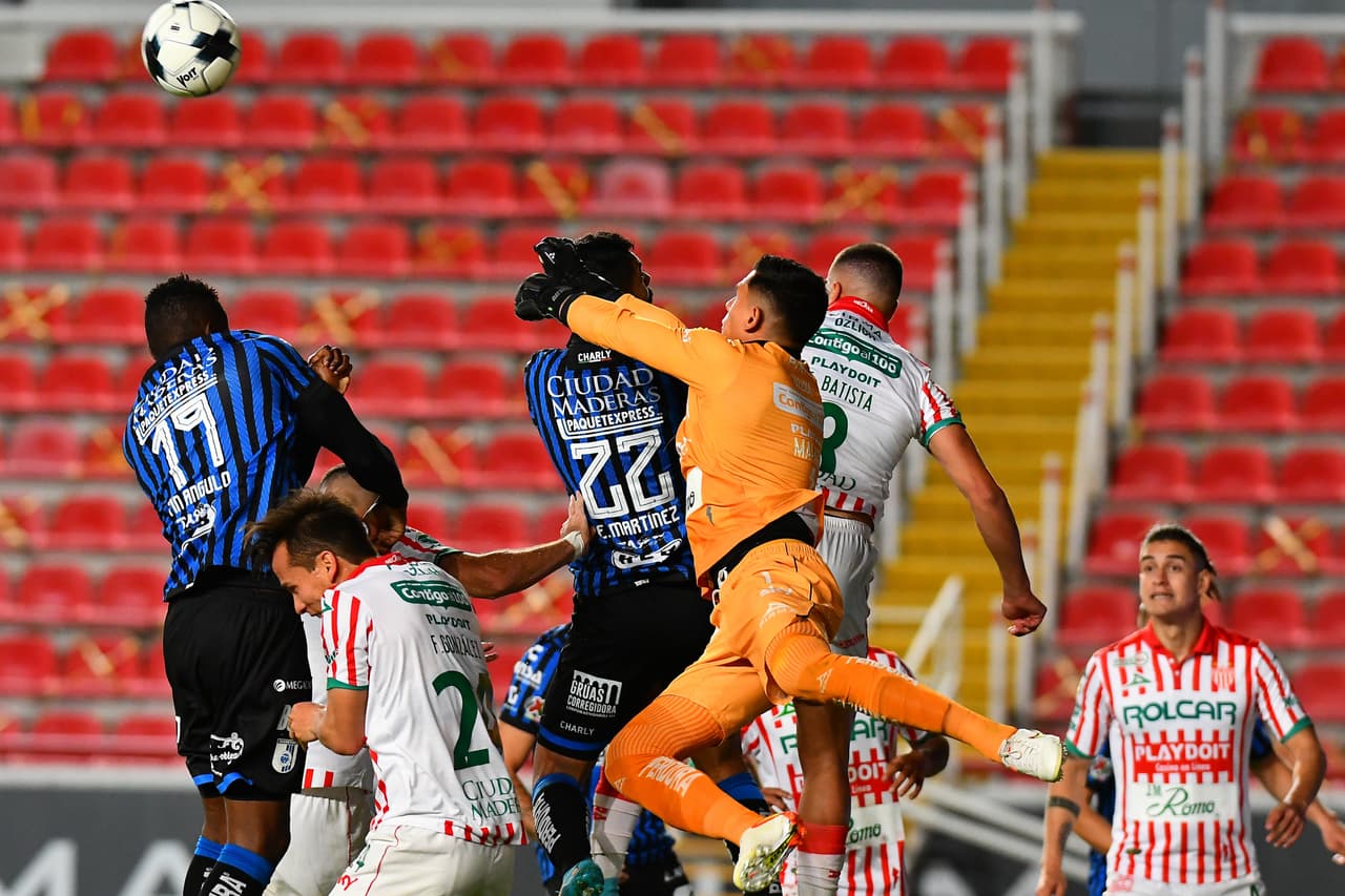 Con un solitario gol de Heriberto Jurado, Necaxa volvió a la senda de la victoria al vencer a Gallos Blancos en un partido con muchos tintes de llamados por la paz tras los acontecimientos violentos en Querétaro.