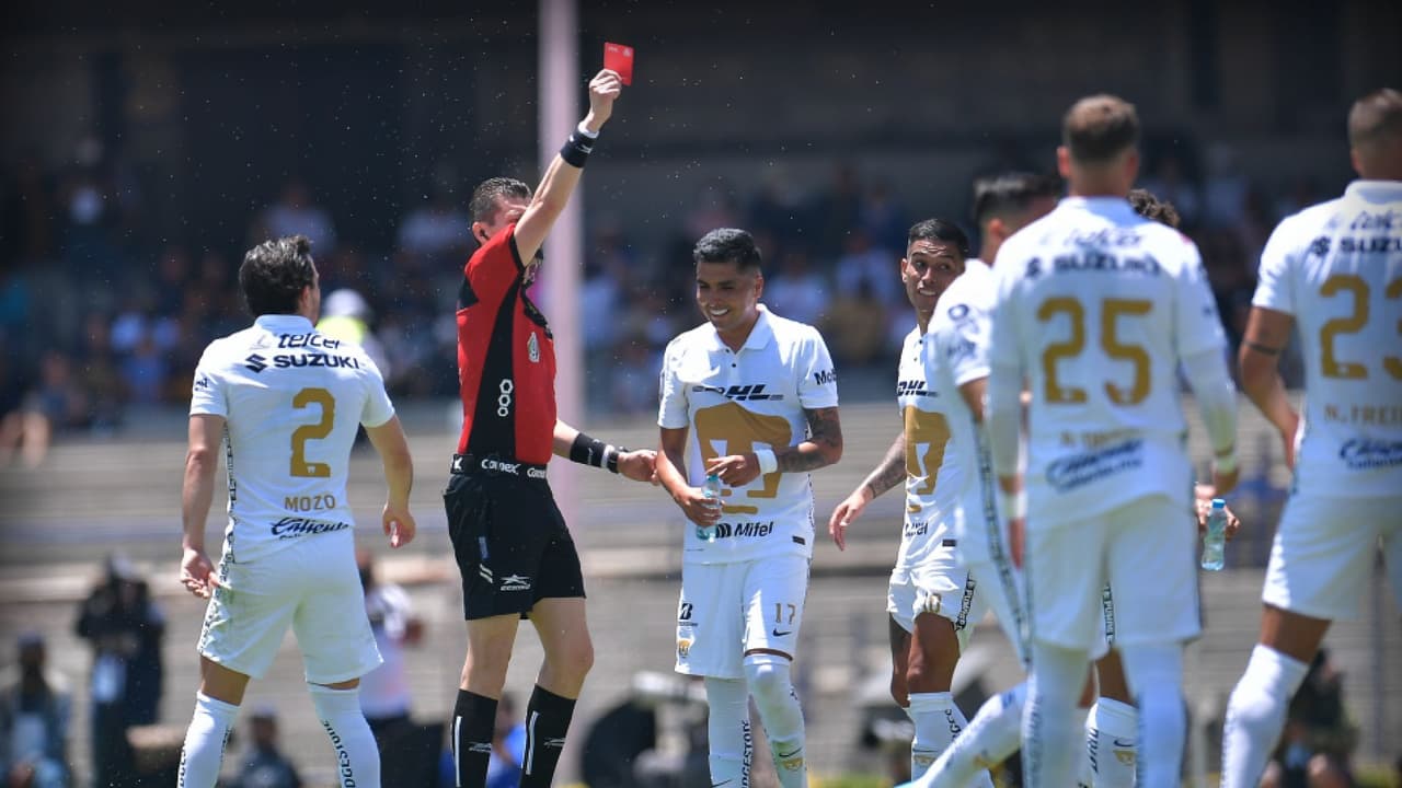 Dinenno enfurece con su expulsión y compara criterios arbitrales