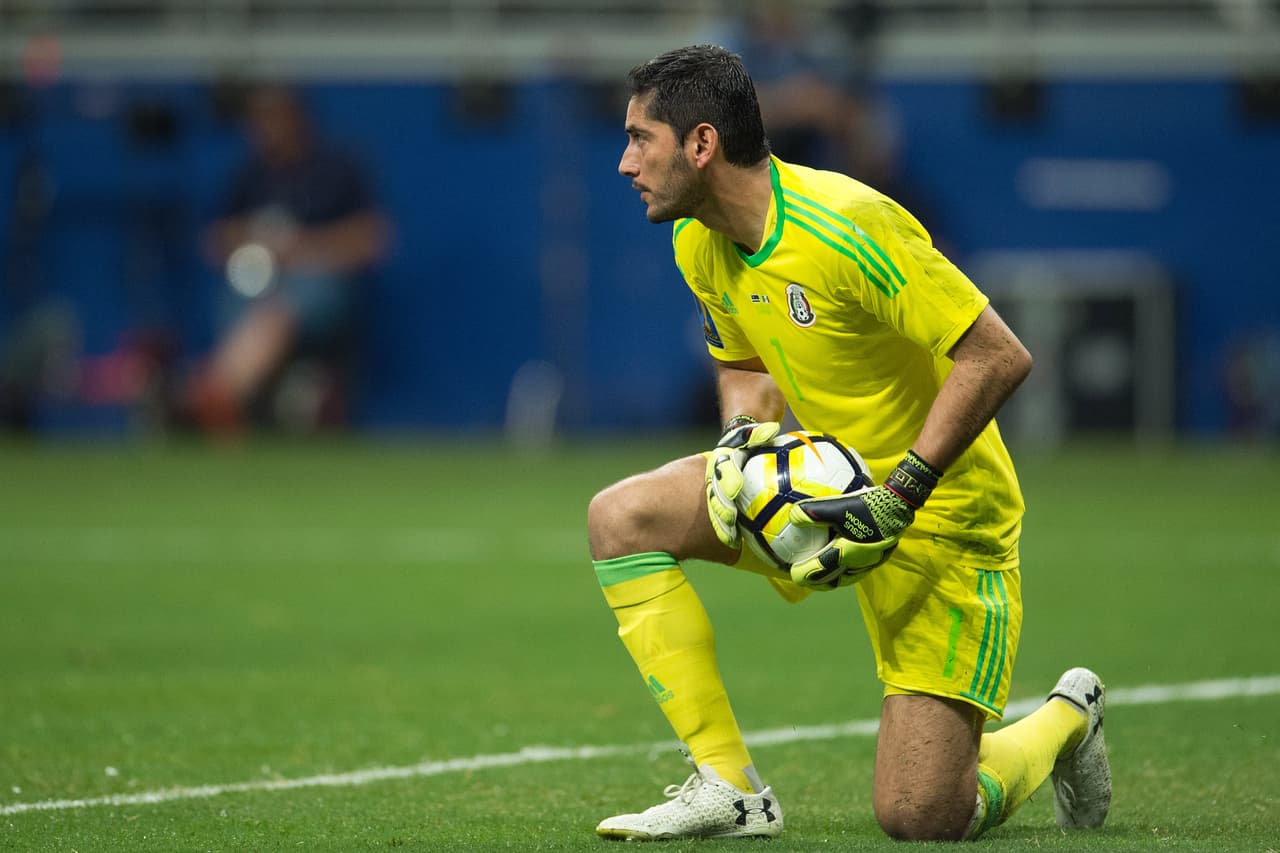 1) JESÚS CORONA – El portero fue el mejor hombre de la selección mexicana, tuvo un par de atajadas que evitó el ridículo del Tri y se ganó un 9 de calificación.