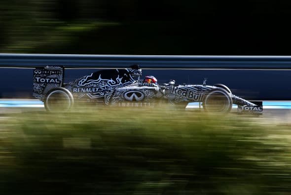 Jerez de la Frontera, España - 04 de febrero: Daniil Kvyat de Rusia e Infiniti Red Bull Racing manejan durante el día cuatro de las pruebas de invierno de la Fórmula Uno en el Circuito de Jerez.