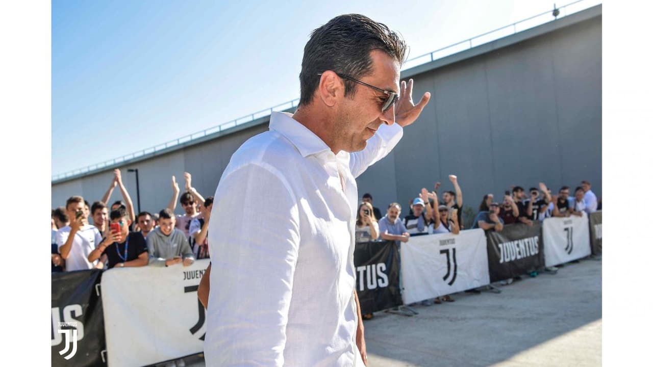 El sueño de miles de aficionados de la Juventus, y quizás del propio Gianluigi Buffon, se hizo realidad. El histórico portero regresó al club de Turín y este jueves causó euforia entre quienes lo acompañaron en esta jornada.