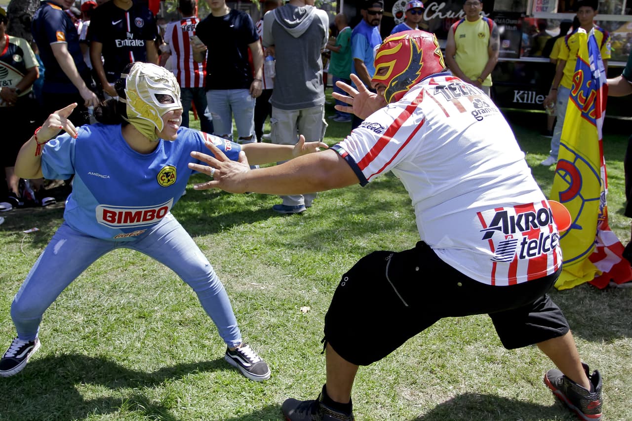 Los hinchas de América y Chivas de Guadalajara vivieron en Los Angeles una edición del Clásico Nacional en medio de la rivalidad de dos grandes y la hermandad entre dos clubes del mismo país.