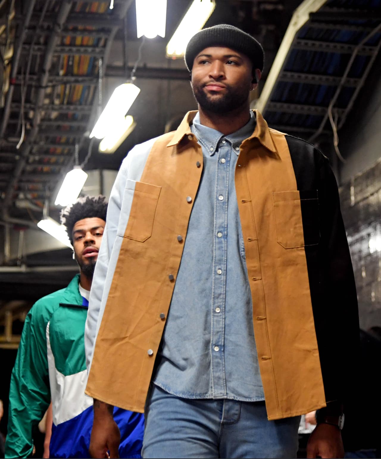 Con una inquebrantable fe de ver a su equipo campeón por primera vez, los aficionados de los Toronto Raptors se dejaron llegar de manera masiva a Scotiabank Arena para atestiguar historia. Aunque la duda se siembra ahora que está por regresar Kevin Durant para este Juego 5. Gran ambiente previo al quinto partido de las Finales de la NBA.