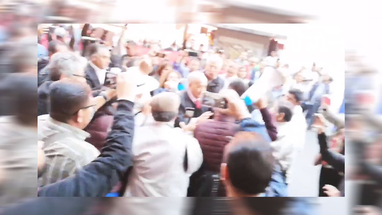 Gritan y jalonean a Guillermo Álvarez, dueño del Cruz Azul