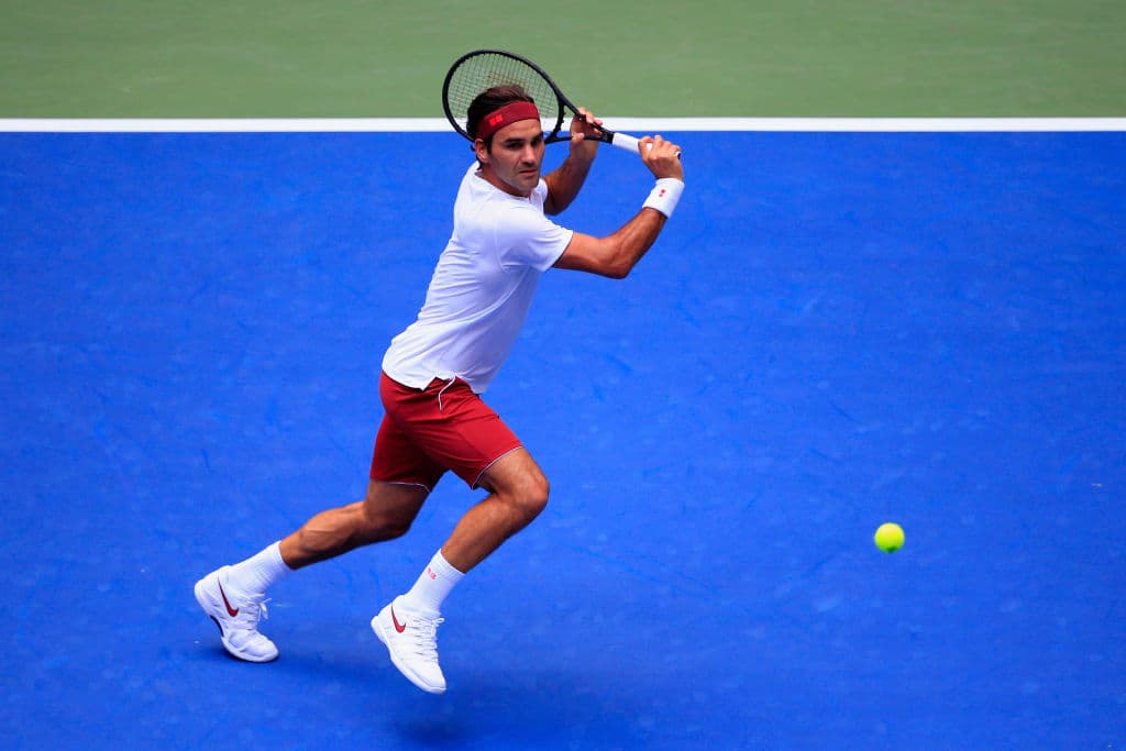 El segundo preclasificado, el suizo Roger Federer, se midió al francés Benoit Paire, a quien despachó en sets corridos, con parciales de 7-5, 6-4 y 6-4. Avanza a la tercera ronda del Abierto de EEUU.