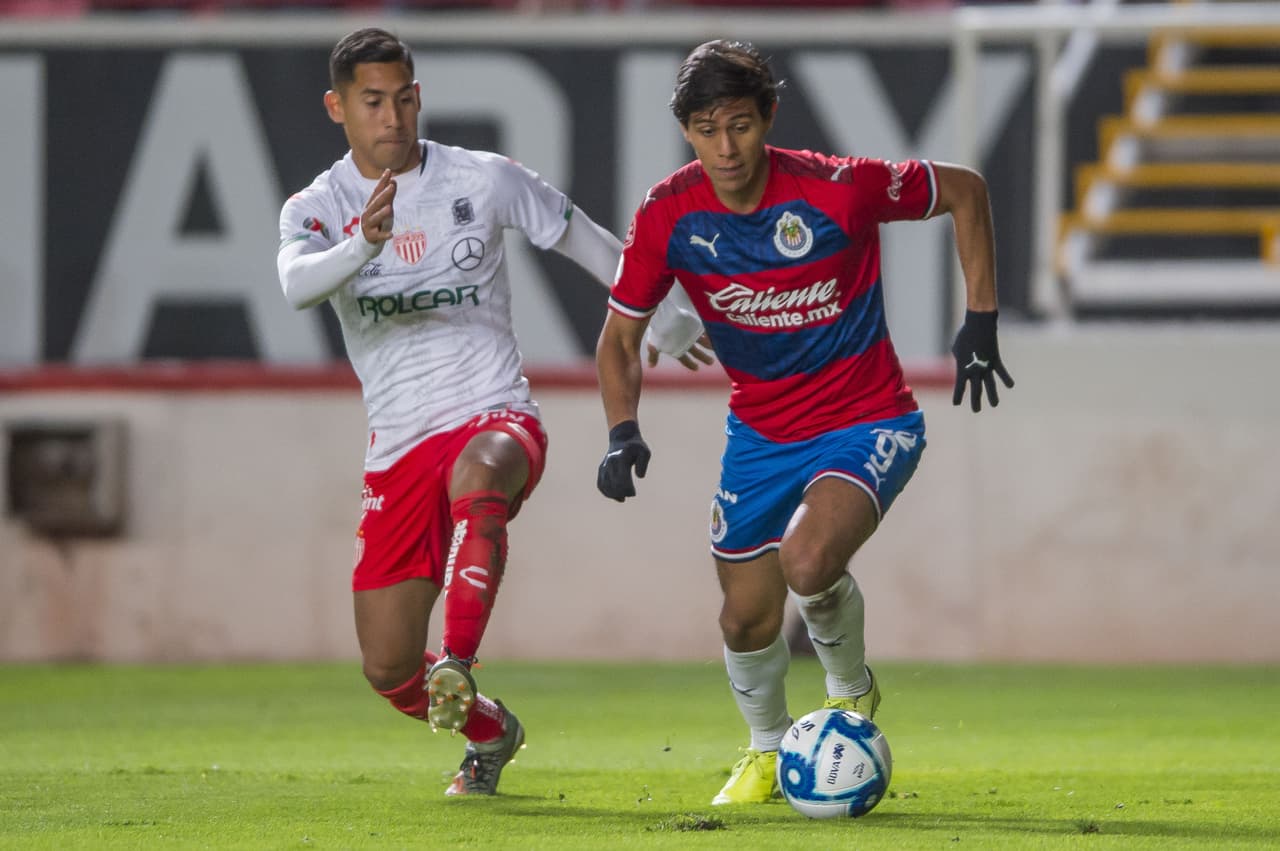Con goles de Eduardo "Chofis" Lóez y Jesús Angulo, Chivas gana y cierra su pretemporada con marca perfecta.