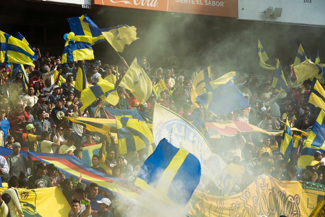 Las Águilas, tanto el equipo varonil y femenil, convivieron con los aficionados y se tomaron la foto oficial con ellos en el Estadio Azteca.