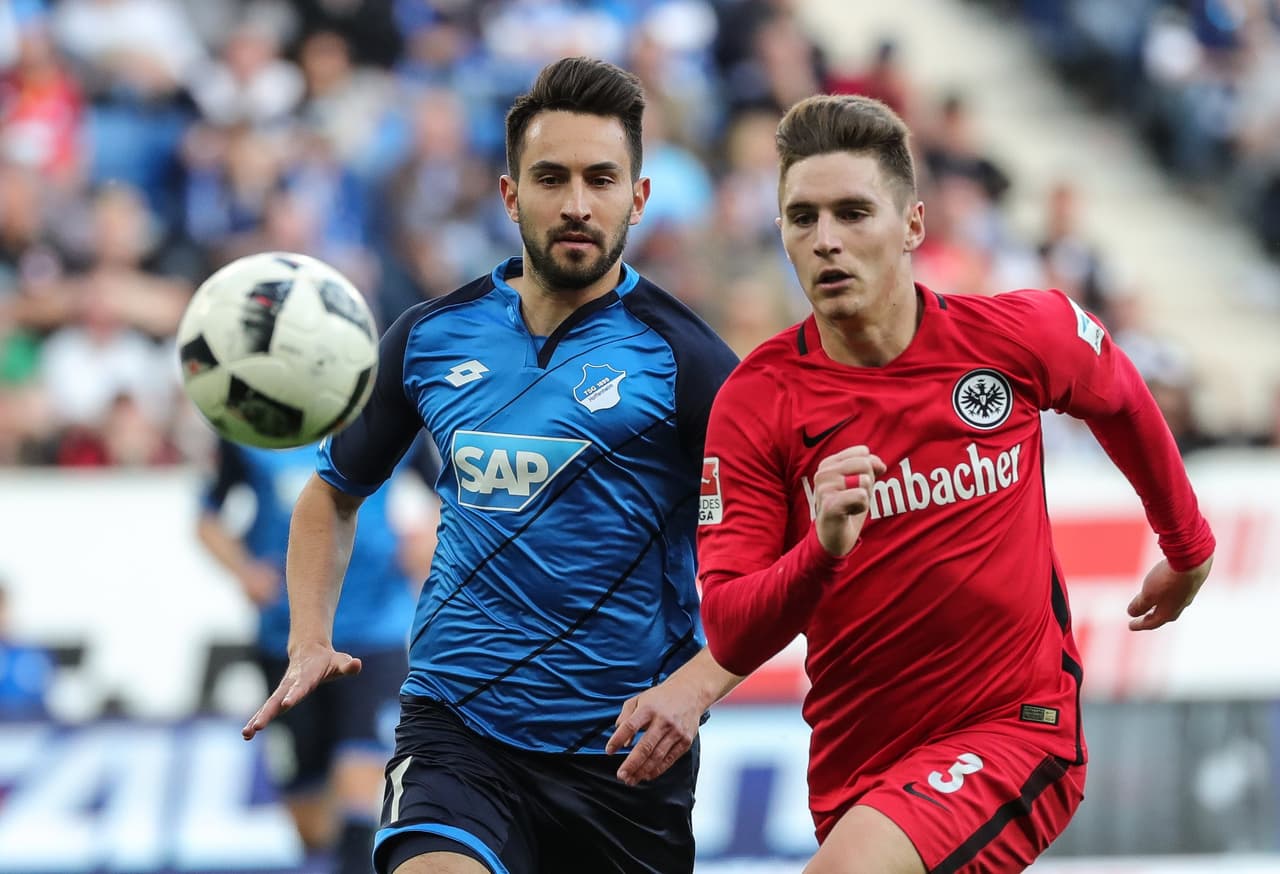 Y acá lo hacía el uruguayo Varela con Lukas Rupp, minutos antes de que llegase la primera y definitiva anotación del partido.