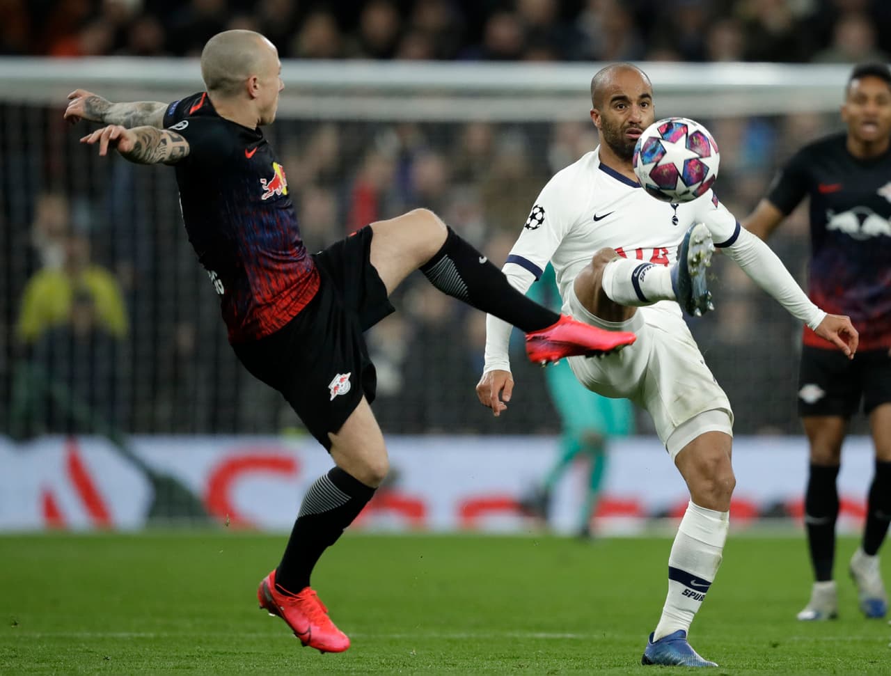 Lucas Moura era de los encargados en la producción ofensiva de los Spurs pero lucía muy solo.