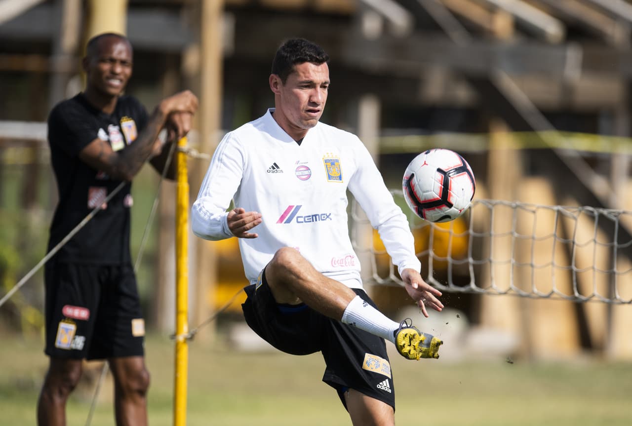 Tigres UANL ajusta detalles para el juego de ida de la Final de la Concacaf Champions League en un duelo contra Monterrey, su gran rival, frente al que busca su primer título internacional.