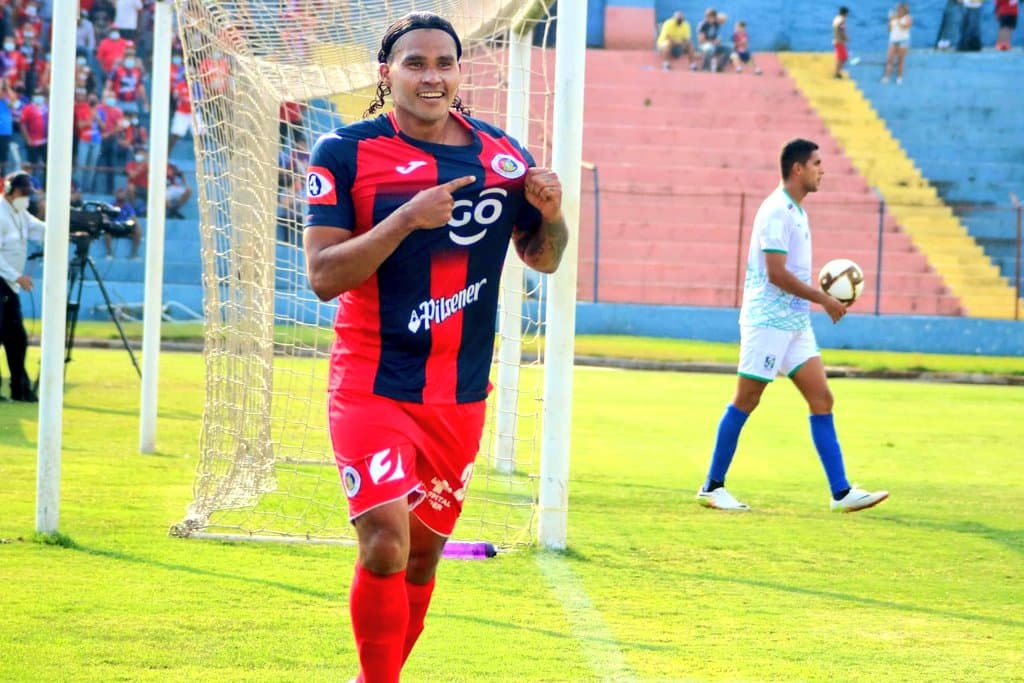 'Gullit' Peña anota su primer gol oficial con Club Deportivo FAS
