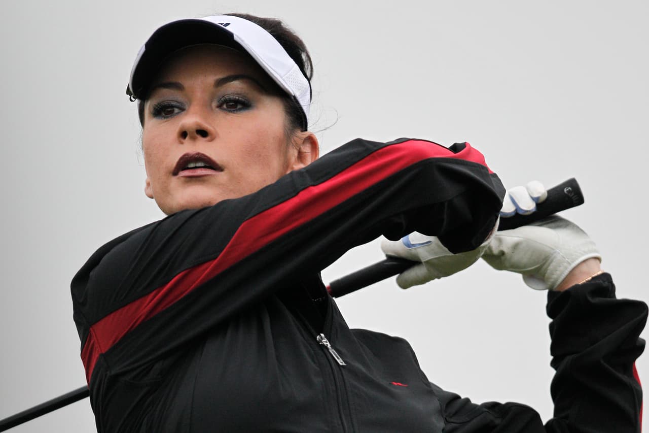 No lo creerías, pero a Catherine Zeta-Jones se le vio jugar golf también.
