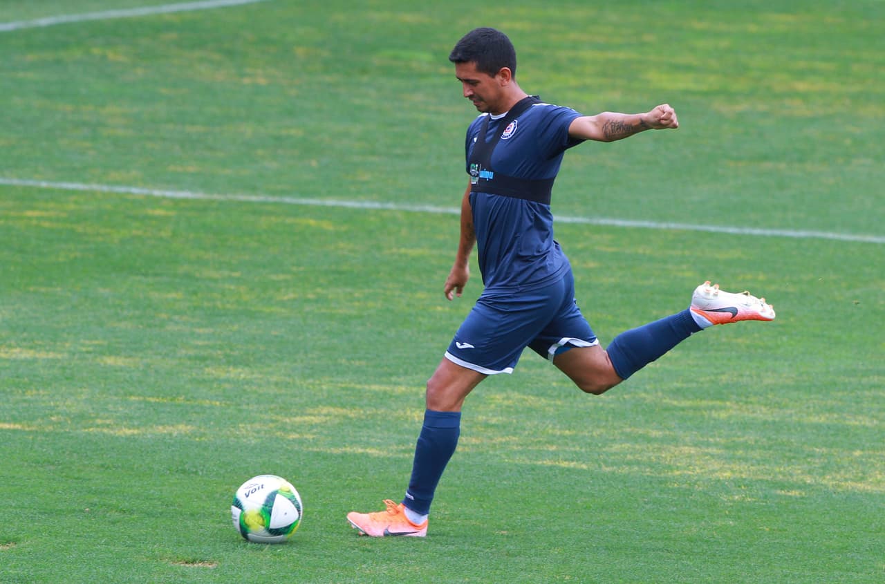 Este martes 25 de junio los integrantes del Cruz Azul se entrenaron en La Noria con Pedro Caixinha dirigiendo la práctica. Estuvo presente Ricardo Peláez, director deportivo del equipo Celeste. En el entrenamiento estuvieron ausentes los jugadores que pertenecen a alguna selección del continente americano que por ahora disputan la Copa Oro o la Copa América. Pero se vio a los lesionados Elías Hernández y Stephen Eustaquio integrados de lleno. Estuvieron también jugadores como Édgar Méndez y Martín Cauteruccio, vinculados a salir del club. Esto fue lo que hizo La Máquina hoy.