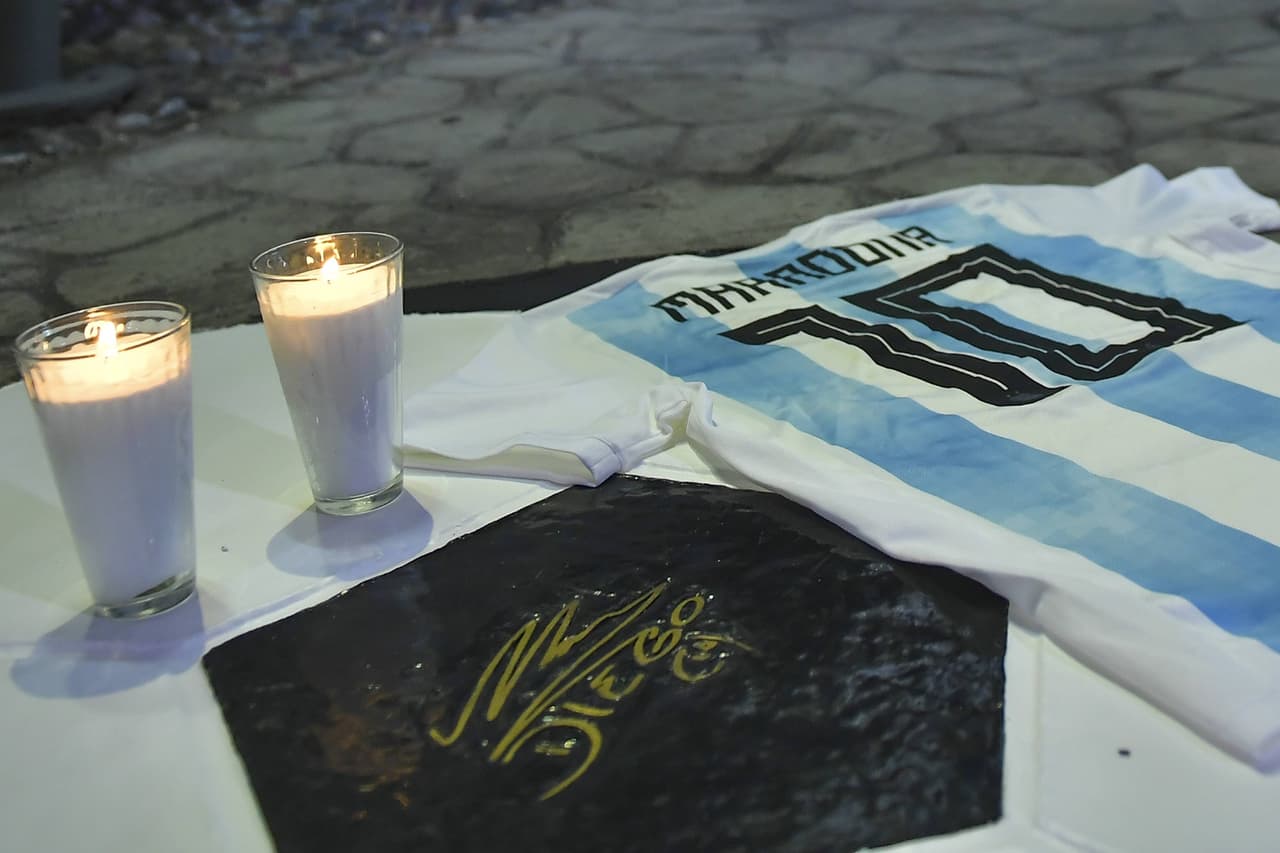 Veladoras y una playera en el Azteca en honor a Maradona