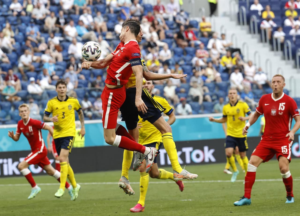 Suecia, de último minuto, derrota a Polonia 3-2 en el Grupo E de la Euro 2020 y califica como primer lugar a Octavos. Emil Forsberg anotó doblete durante el encuentro y Viktor Claesson se encargó de anotar el tercer tanto, mientras que los goles de Robert Lewandowski no le alcanzó a la escuadra polaca y queda fuera de la competencia.