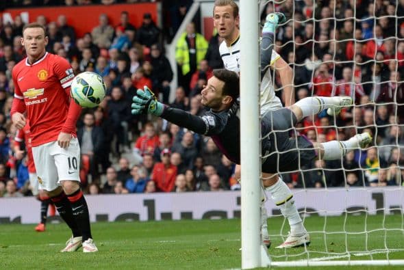 Marouane Fellaini abrió el marcador con un buen remate lejos del arquero del Tottenham.