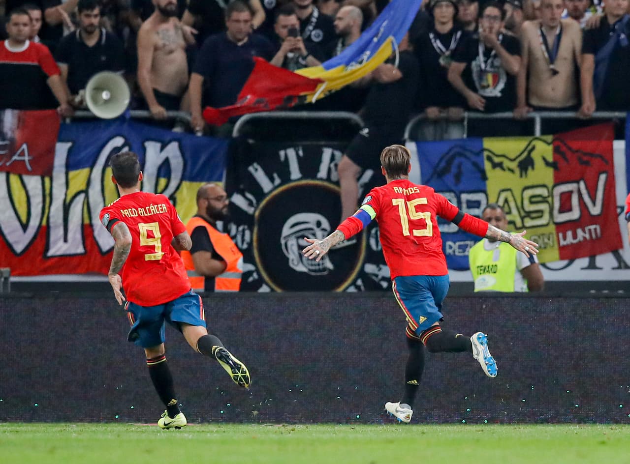 España venció a Rumania 2-1 en Bucarest gracias a los goles de Paco Alcácer y Sergio Ramos. Para los rumanos descontó Florin Andone, que pasó gran parte de su carrera en el país ibérico.