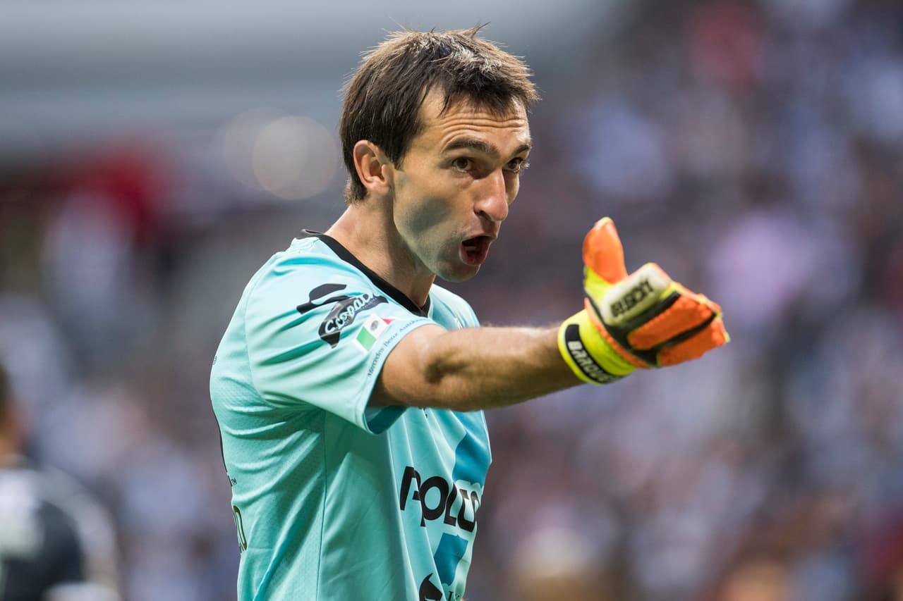 Pero Marcelo Barovero salió inspirado. El arquero del Necaxa salvó su marco en al menos 4 ocasiones incluído un tiro penal convirtiéndose en el mejor jugador del partido.