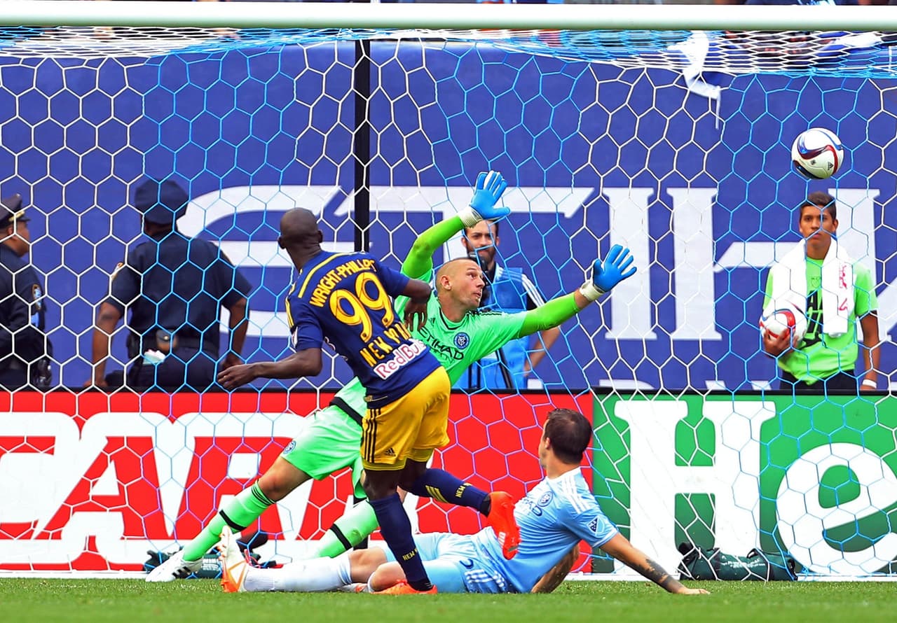 Bradley Wright Phillips, volea y destino de gol. Como en el primer Derby, el inglés se anotó en el marcador.