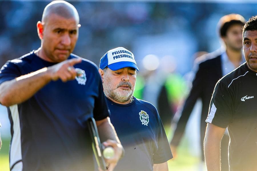 Maradona llega a la cancha respaldando a su presidente: Gabriel Pellegrino.