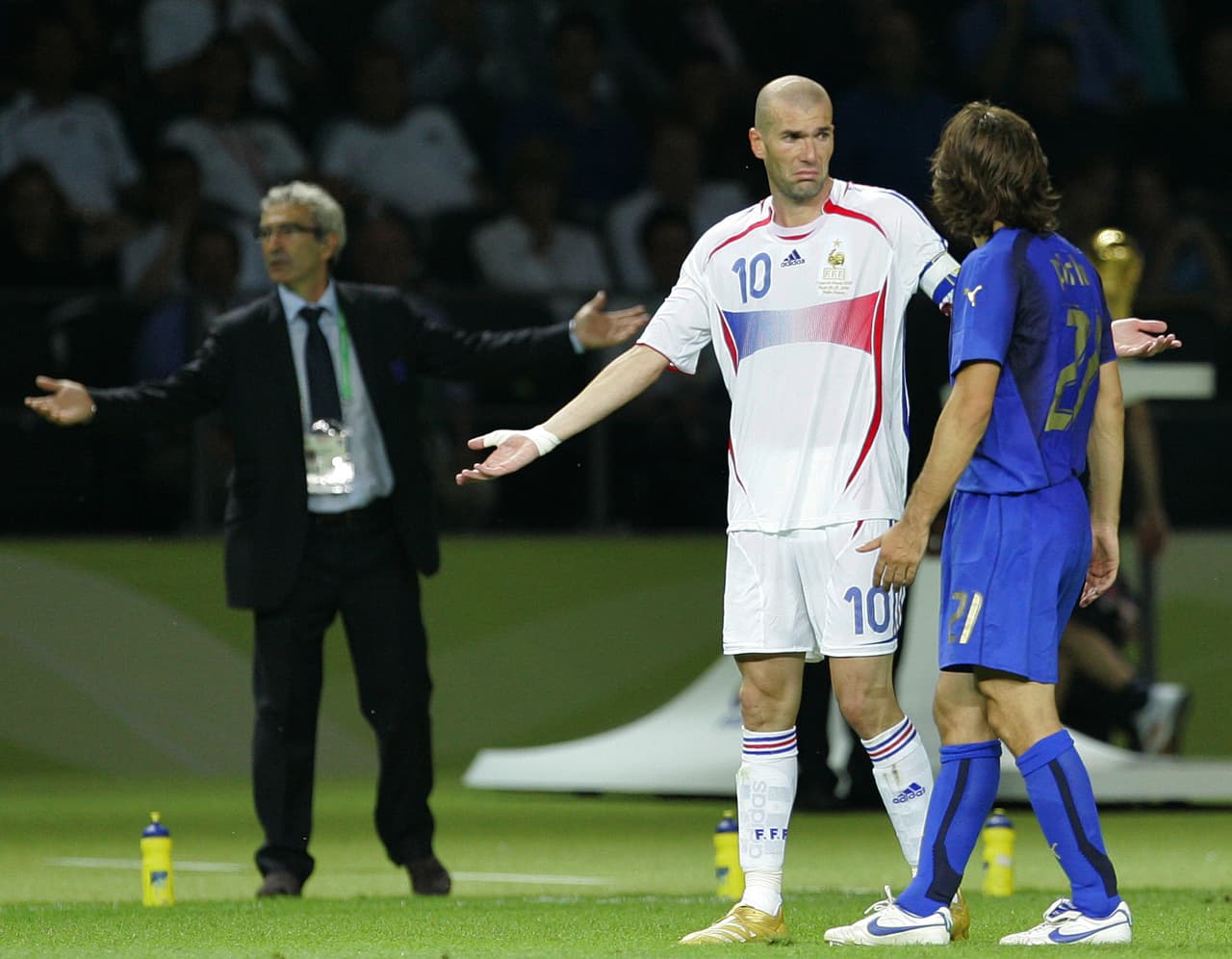 Zidane negaba que algo hubiera pasado, pero las cámaras notaron todo y el juez de línea vio el golpe.