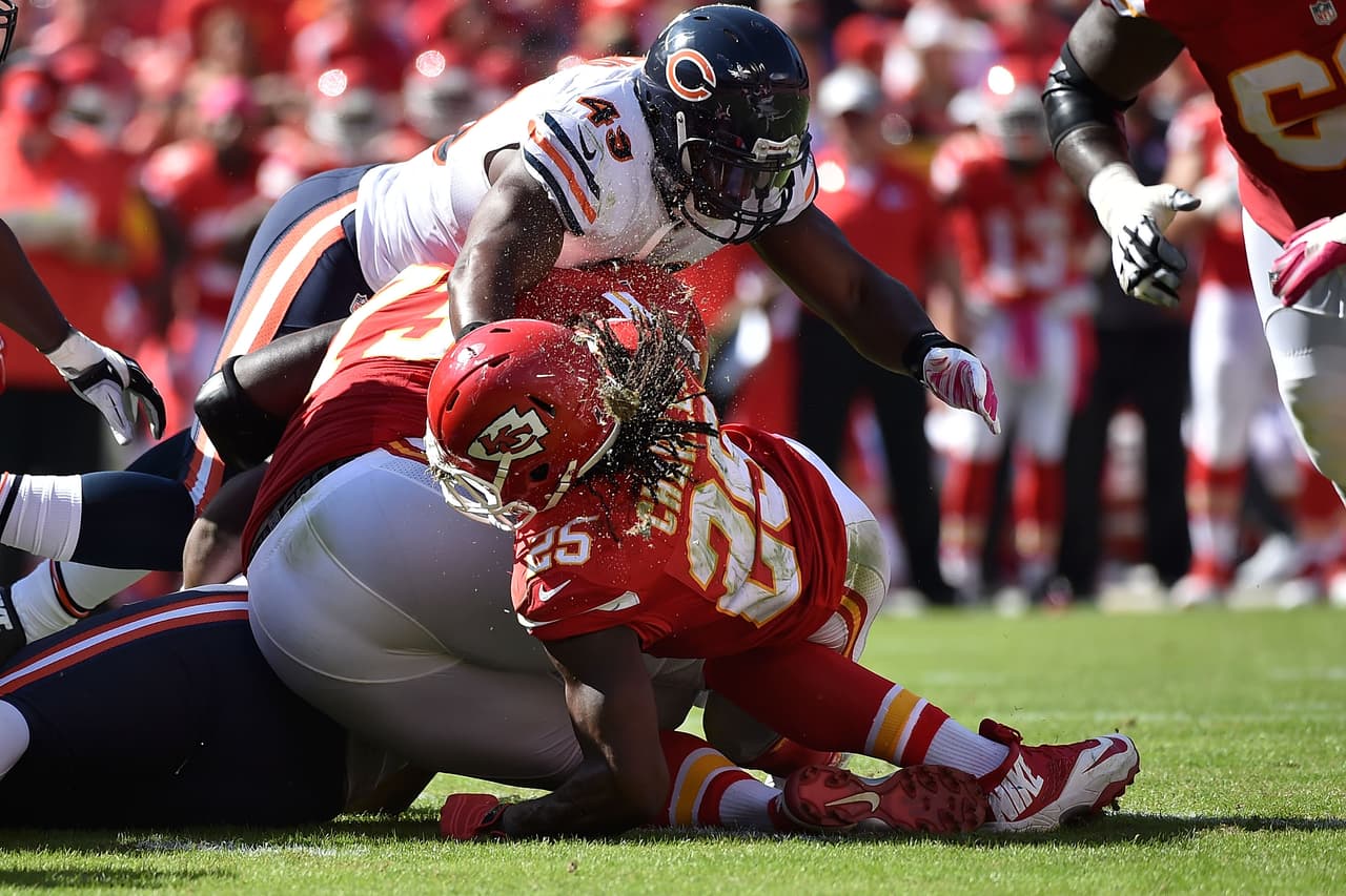 11 de octubre de 2015: Debido a la tackleada de Sam Acho #49 de los Chicago Bears, Jamaal Charles salió lesionado.