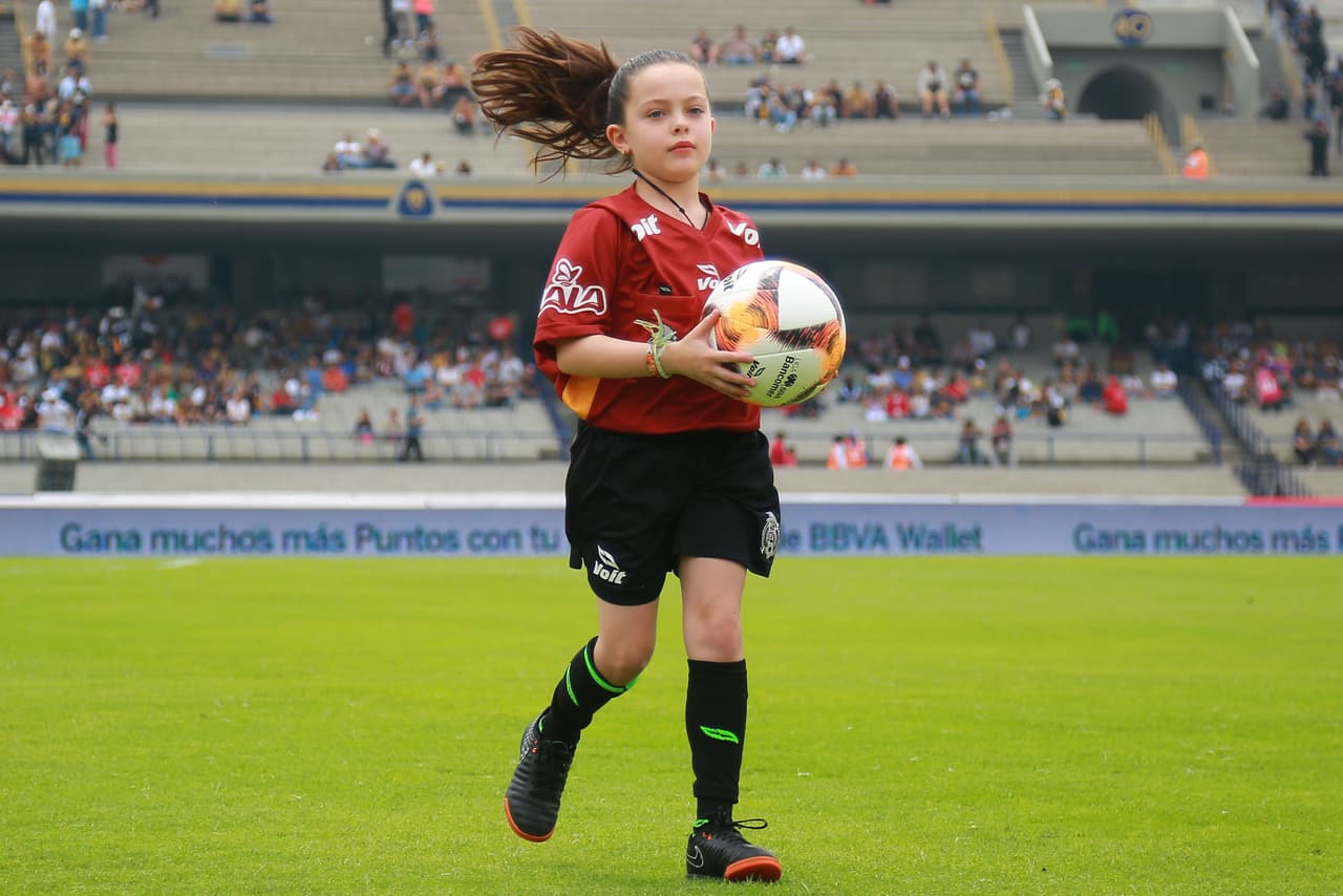 Los niños fueron protagonistas al representar a Pumas y a Toluca como parte del previo del juego, con una niña árbitro, como parte de la fiesta del duelo de la Jornada 16 de la Liga MX.