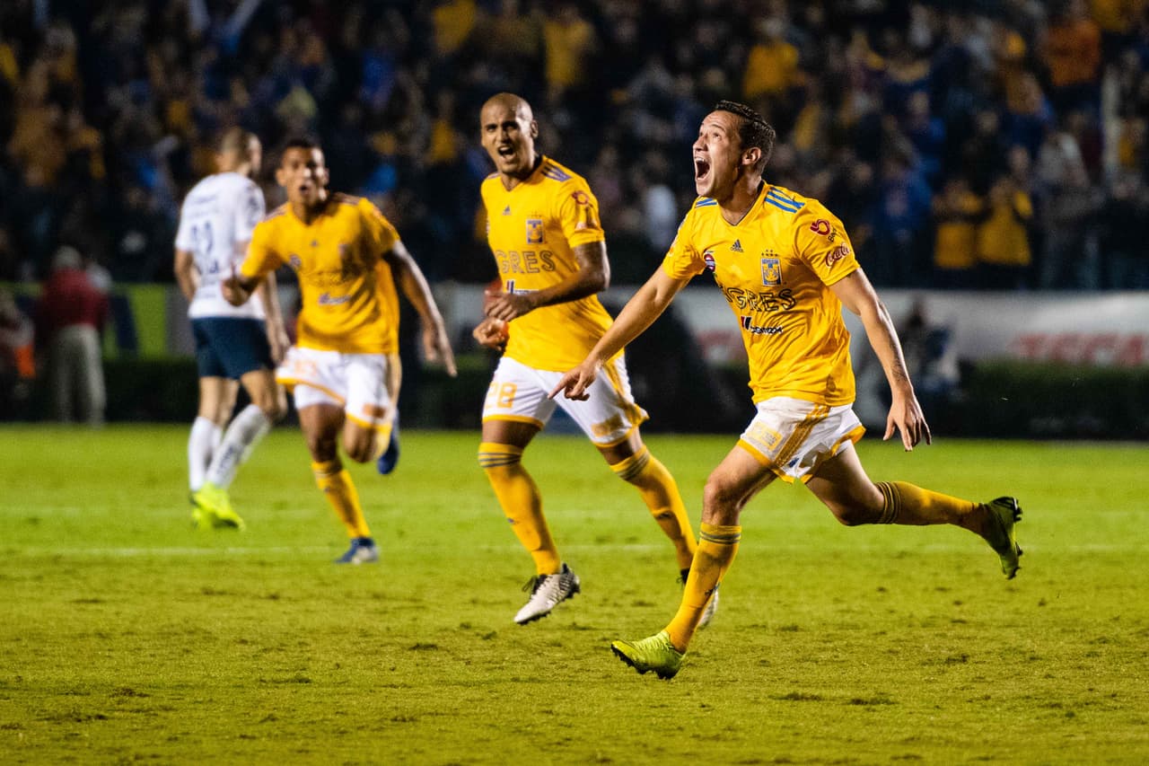 El Estadio Universitario se quería caer, era la locura con el gol de Dueñas, pues antes del empate se generaban sensaciones de que la noche pintaba para ser amarga para los felinos regios.