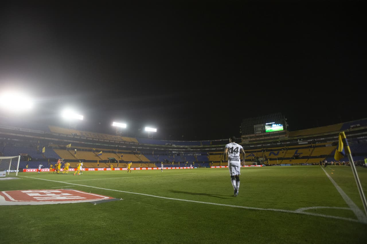 El Volcán de los Tigres, sin hacer erupcion. Es casi imposible verlo así gracias a la lealtad de su afición que los acompaña cada 15 días.