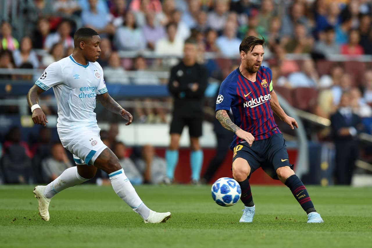 El argentino hizo hat-trick en el triunfo del Barcelona 4-0. Steven Bergwijn no pudo anotar.