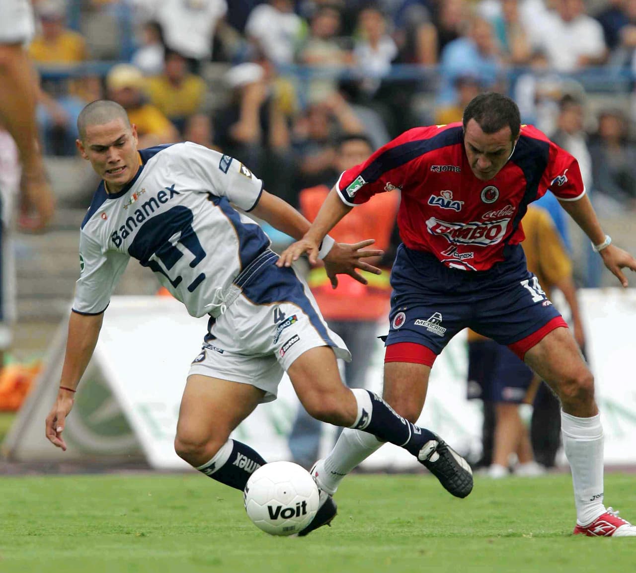 Verón no ha envejecido en 14 años. Uno de sus primeros 'trabajos defensivos' fue el de neutralizar al Veracruz de Cuauhtémoc Blanco para lograr el bicampeonato.