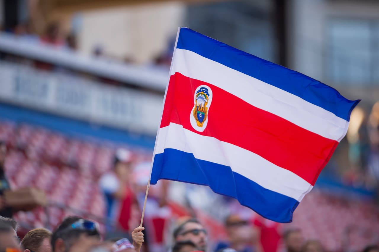 Banderas, rostros pintados y muchos gritos de apoyo fueron la constante entre los pocos aficionados que acudieron al juego entre Costa Rica y Guayana Francesa.