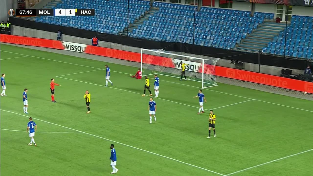 ¡CERCA! Romeo Amané disparó que se estrella en el poste.