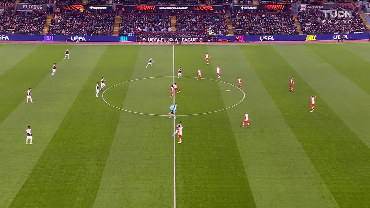 Arranca el partido y la pelota está en juego.