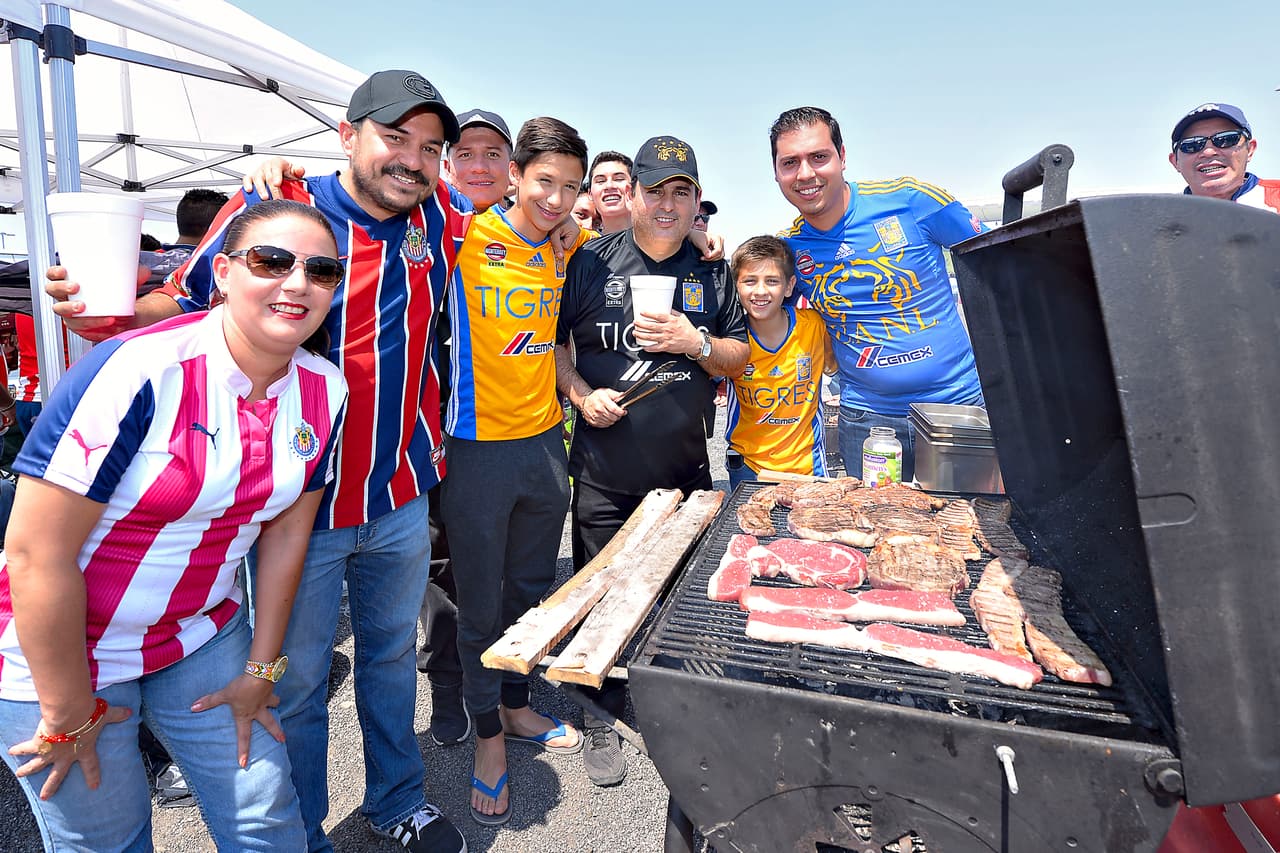 Aficionados de Chivas y Tigres disfrutaron de un gran espectáculo. Música, carne asada, sombreros, maquillajes, máscaras y banderas fueron la constante en el Estadio Chivas.