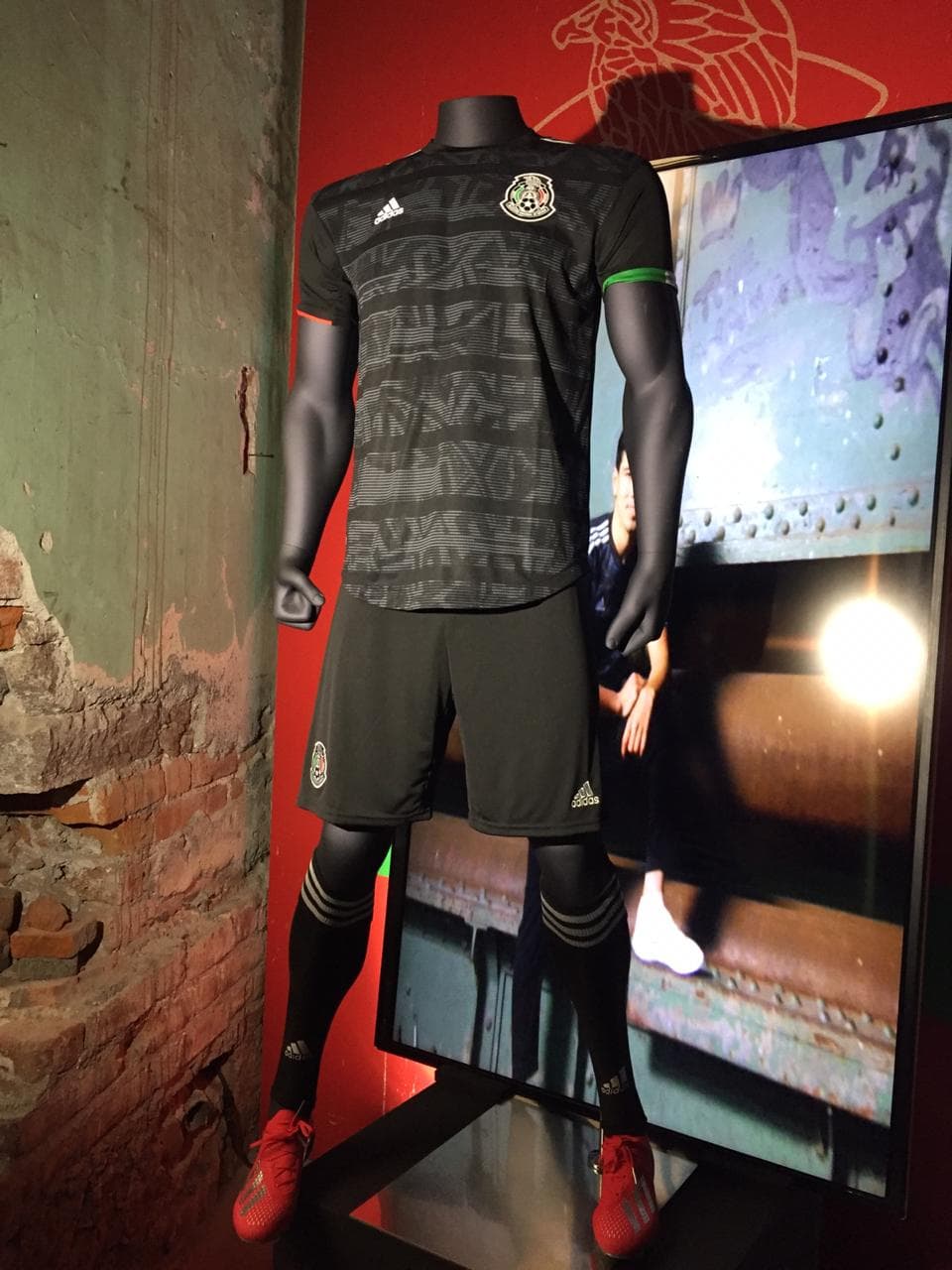 Como un homenaje a la cultura azteca y al balón con el que se jugó el Mundial de 1986, Adidas y la FMF presentaron este martes oficialmente el nuevo jersey de la selección mexicana de fútbol para la Copa Oro 2019. Un restaurante de la Colonia Juárez fue el lugar del evento, el cual se tiñó con lo mejor de la historia del Tri.