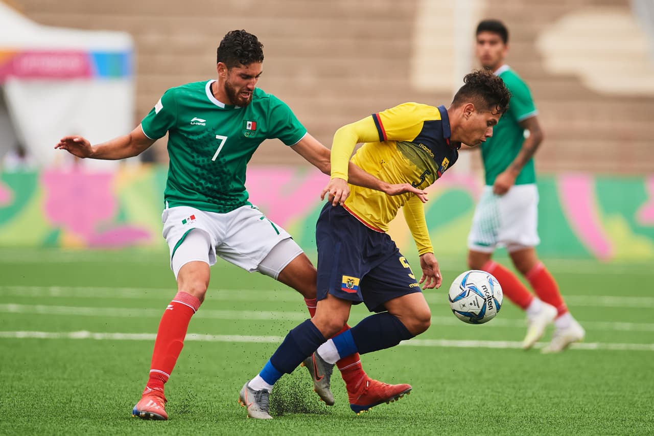 El equipo mexicano estaba bien plantado, defendiendo con solvencia, pero sobre todo los ecuatorianos no generaban oportunidades con claridad y eso estaba palpando para el equipo sudamericano.
