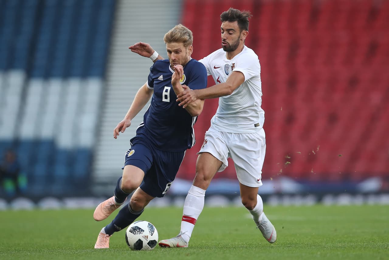 En el amistoso entre Escocia y Portugal, Stuart Armstrong (Southampton) salió con una molestia muscular en uno de sus gemelos. Actualmente es duda para jugar el fin de semana en la Premier League.