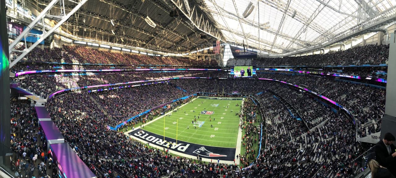 ¡Todo listo en el U.S. Bank Stadium para el Super Bowl LII! Los Patriots y los Eagles jugarán por el título de la NFL y ni siquiera las bajas temperaturas reducen la pasión de los miles de aficionados que ya están en el estadio.