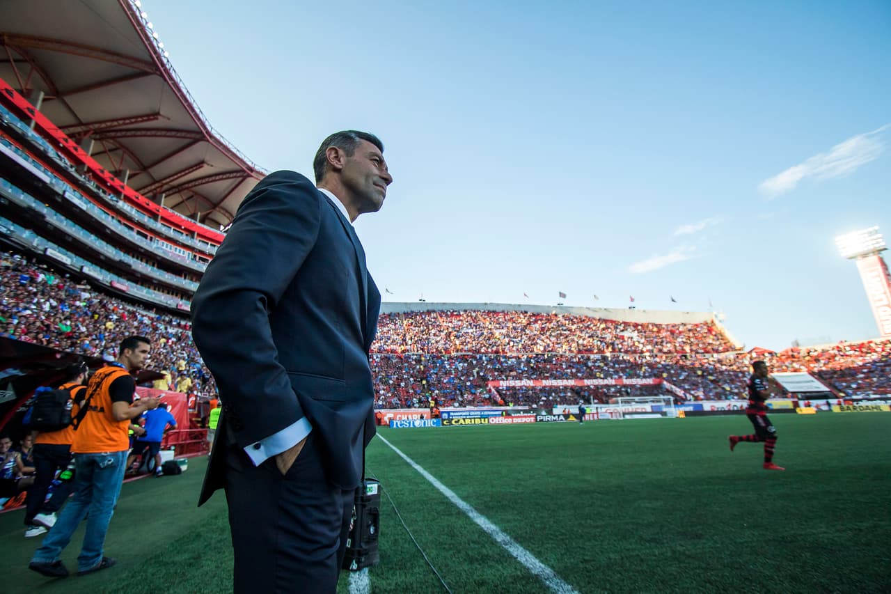El técnico portugués del Cruz Azul Pedro Caixinha, contemplando el horizonte en el Estadio Caliente, con la aspiración de que su equipo se mantenga entre los mejores o incluso apoderarse de la cima.