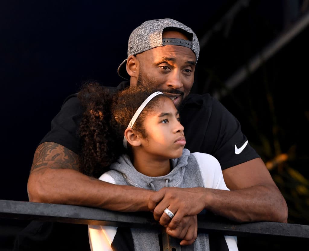 Kobe, de 39 años de edad, como es de esperarse en esta etapa de su carrera, aprovecha para pasar tiempo de calidad con su familia. Aquí se le ve con su hija Gianna.