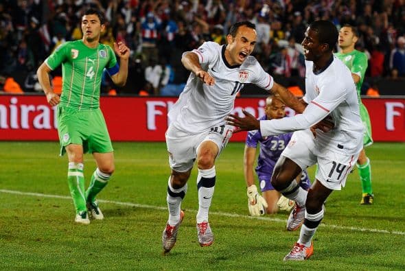 También ha participado en 2 Copas Confederaciones, en Sudáfrica 2009 ayudó a los Estados Unidos a dar la sorpresa al vencer a España en semifinales del torneo.