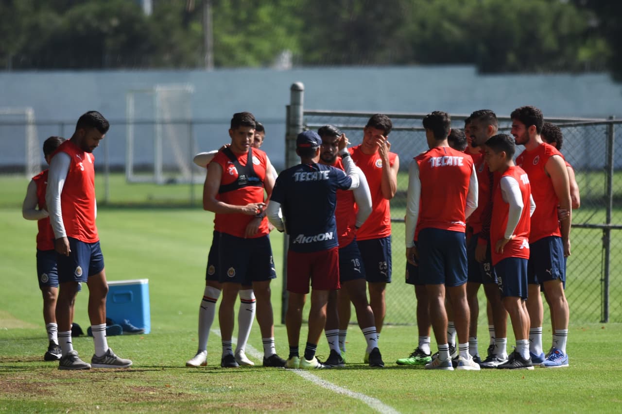 Chivas de Guadalajara vivió una nueva jornada de entrenamiento de pretemporada con la intención de mejorar su camino tras los amistosos con miras a tener buen rendimiento en el Apertura 2019 de la Liga MX.