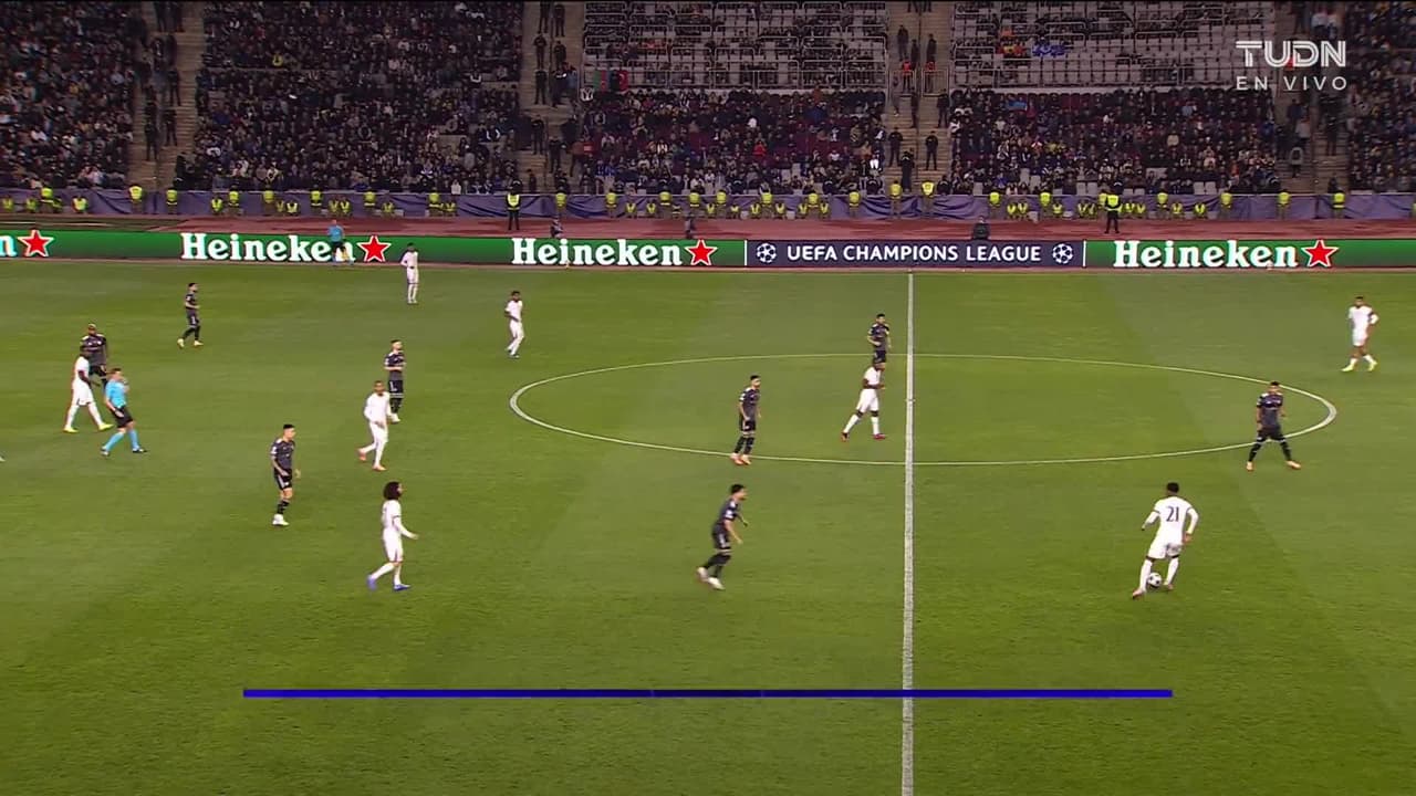 Arranca el partido y la pelota está en juego.