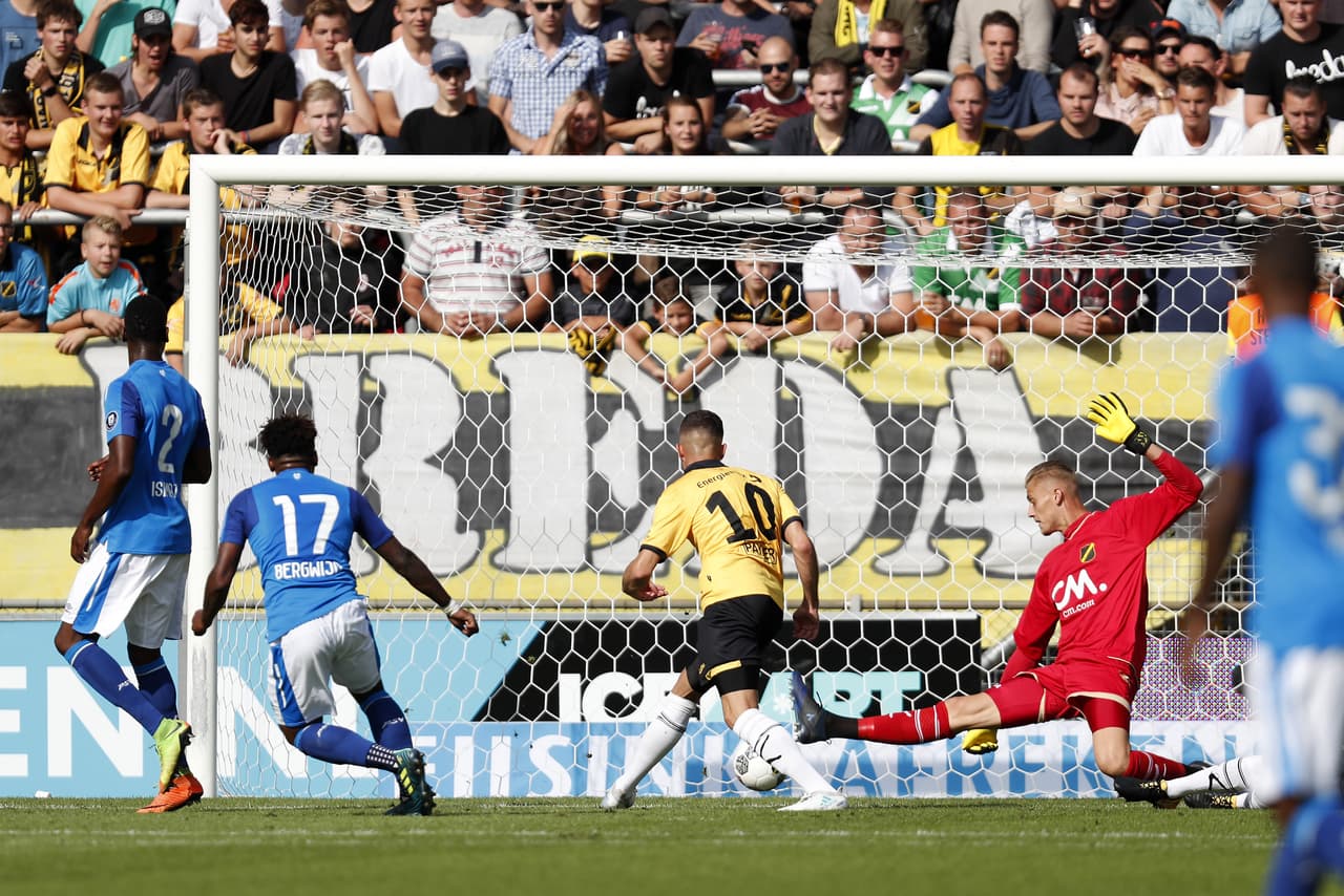 Steven Bergwijn abrió el marcador al minuto 17 con esta jugada en el área chica, dejando sin posibillidad al portero local.
