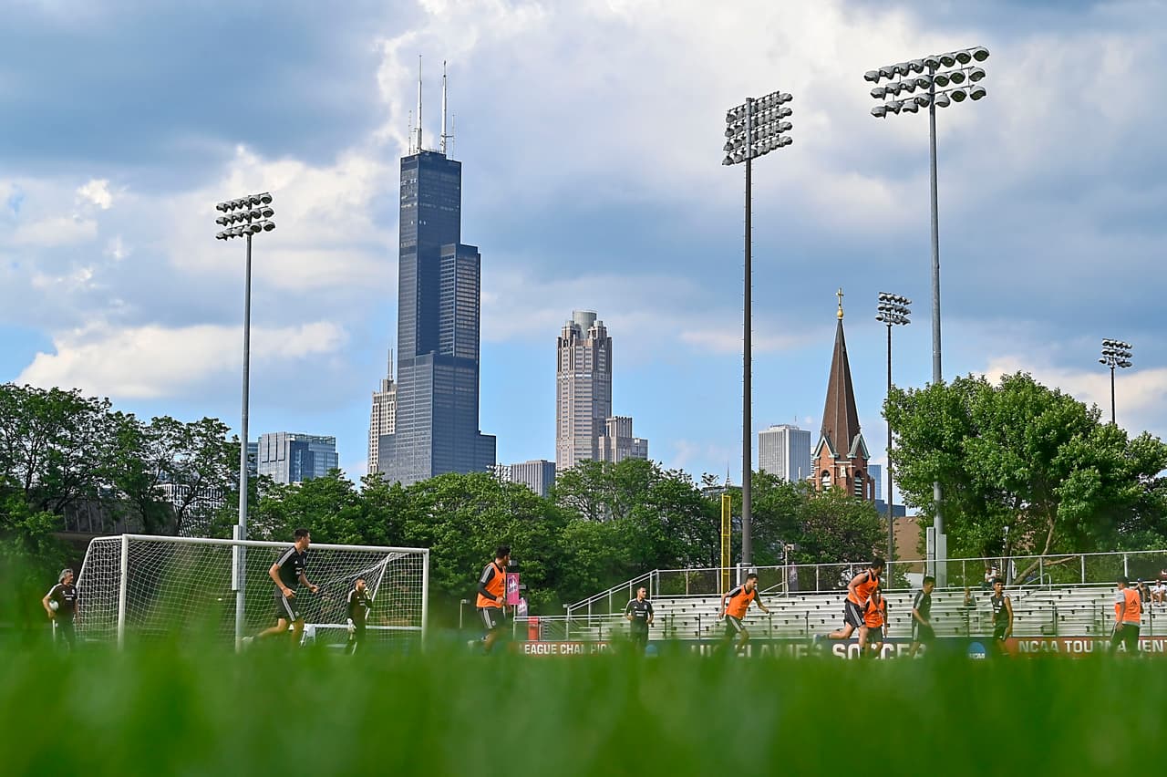 Integrantes y cuerpo técnico de la Selección Mexicana de fútbol no perdieron el tiempo y luego de su llegada a la ciudad de Chicago, se pusieron a entrenar en las instalaciones de la Universidad de Illinois. El entrenador Gerardo 'Tata' Martino dirigió la práctica para iniciar con la preparación en ruta al importante duelo por la Final de la Copa Oro ante Estados Unidos.